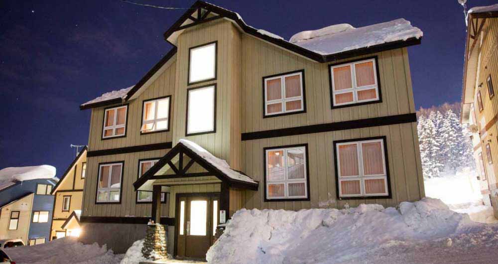 niseko_alpine_apartments_exterior_night_190515_medium