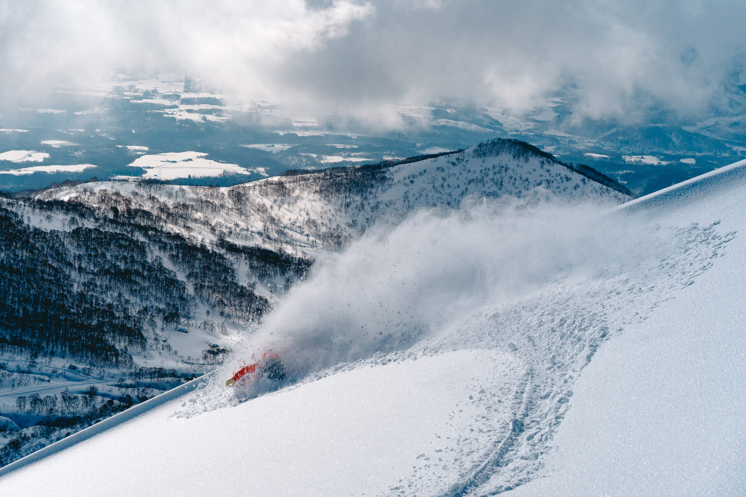 iwaonupuri-backcountry A snowboarder doing a big powder turn, for Niseko webcams page